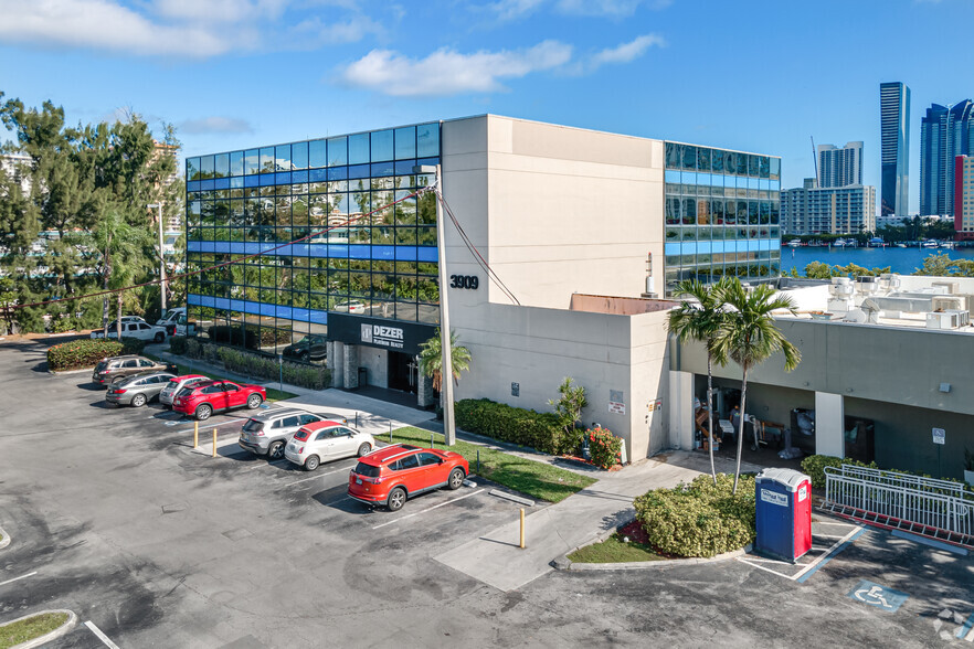 3909 NE 163rd St, North Miami Beach, FL for lease - Building Photo - Image 1 of 5