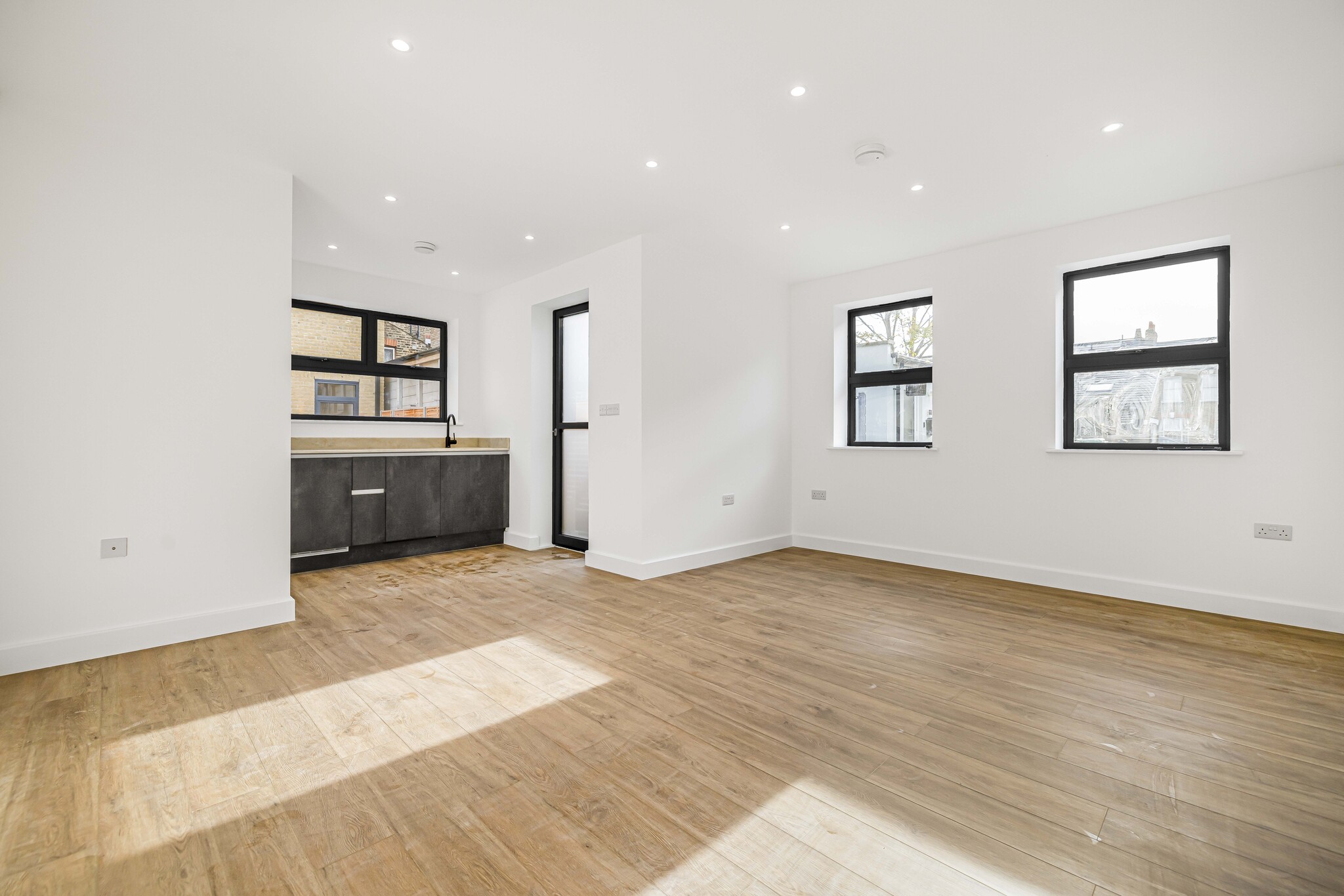 196 Kent House Rd, Beckenham for lease Interior Photo- Image 1 of 6