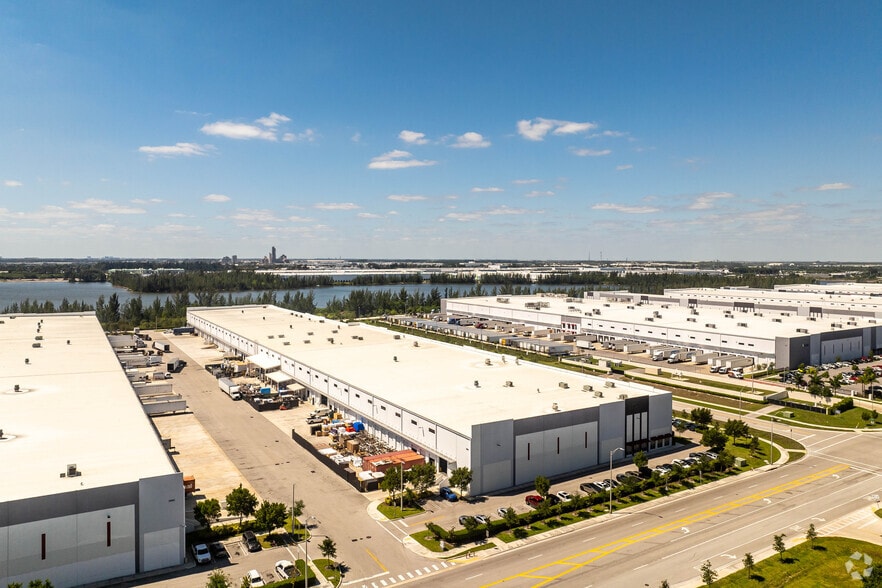 3980 W 104th St, Hialeah, FL for lease - Building Photo - Image 2 of 7