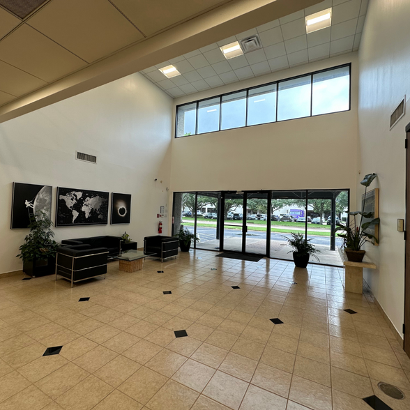 10615 Shadow Wood Dr, Houston, TX for lease - Building Photo - Image 3 of 8