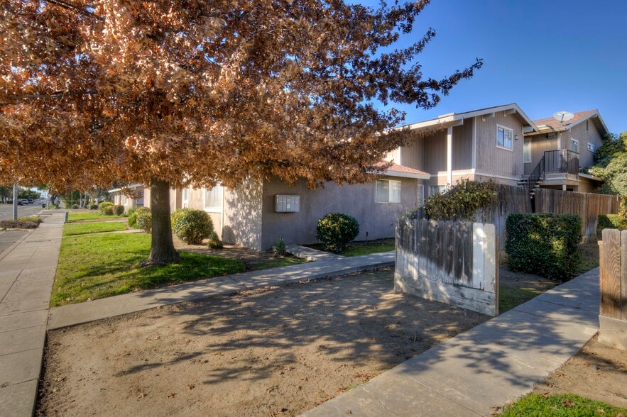 581 W Ashlan Ave, Clovis, CA for sale - Building Photo - Image 2 of 7