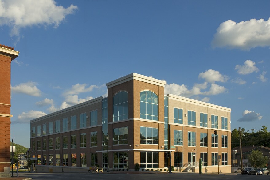 3505 Columbia Pkwy, Cincinnati, OH for lease - Building Photo - Image 2 of 4