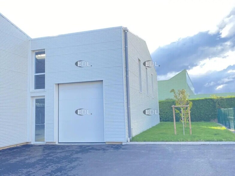 Flex in Chassieu for lease - Building Photo - Image 1 of 10