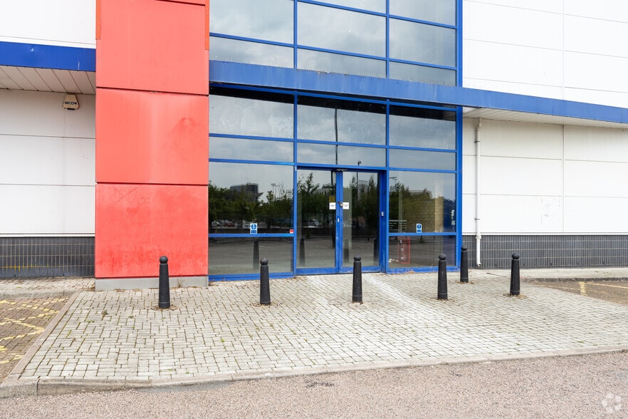 London Rd, Crawley for lease - Building Photo - Image 3 of 3