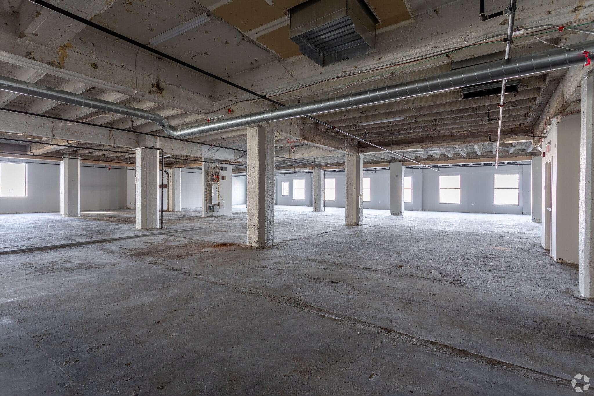 215 W Pershing Rd, Kansas City, MO for lease Interior Photo- Image 1 of 6