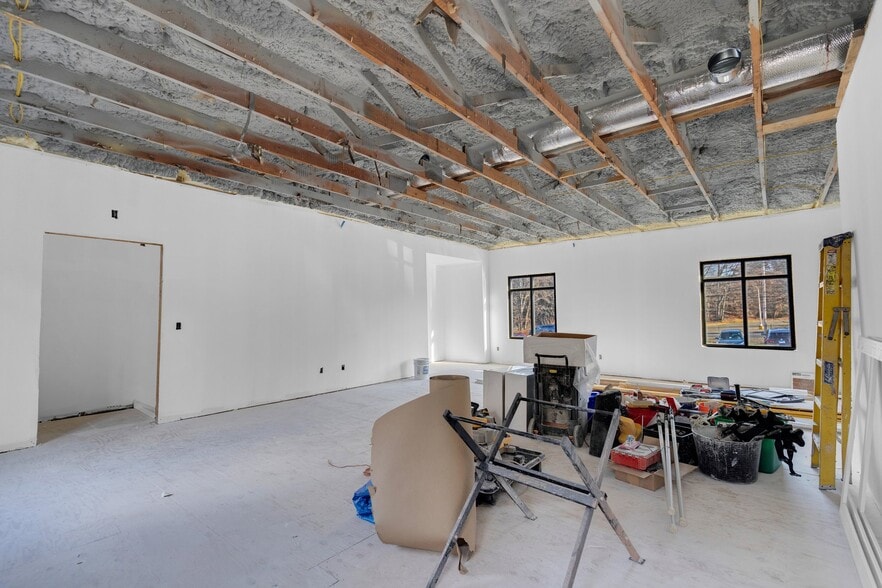 737 Bridgeport Ave, Shelton, CT for lease - Interior Photo - Image 3 of 28