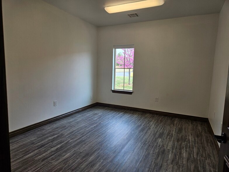 1109 N Bryant Ave, Edmond, OK for lease - Building Photo - Image 3 of 12