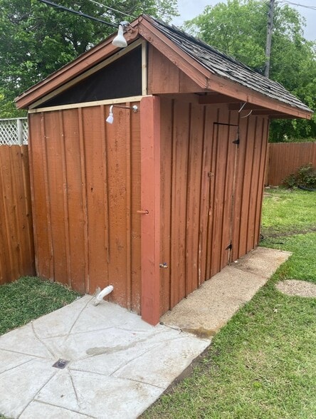3 Updated Pool Rentals 3/2s portfolio of 3 properties for sale on LoopNet.com - Building Photo - Image 3 of 21