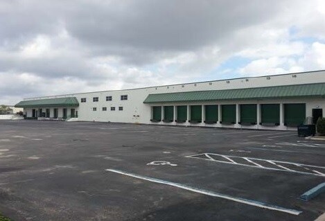213-215 SE 10th Ave, Hialeah, FL for lease - Building Photo - Image 3 of 4