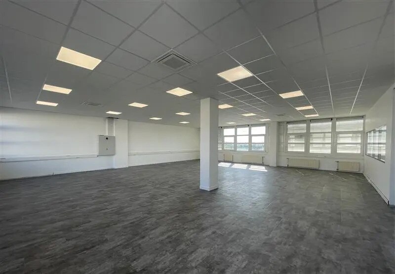 Office in Goussainville for lease - Interior Photo - Image 2 of 9