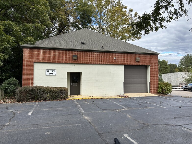 223 E Chatham St, Cary, NC for lease - Building Photo - Image 1 of 5