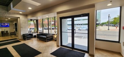 200 N Washington Sq, Lansing, MI for lease Interior Photo- Image 1 of 4