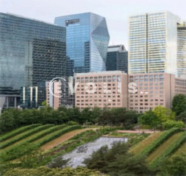 Office in Courbevoie for lease - Building Photo - Image 2 of 11