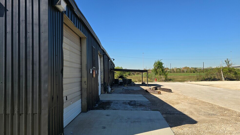 1801 Decker Dr, Baytown, TX for lease - Building Photo - Image 2 of 8