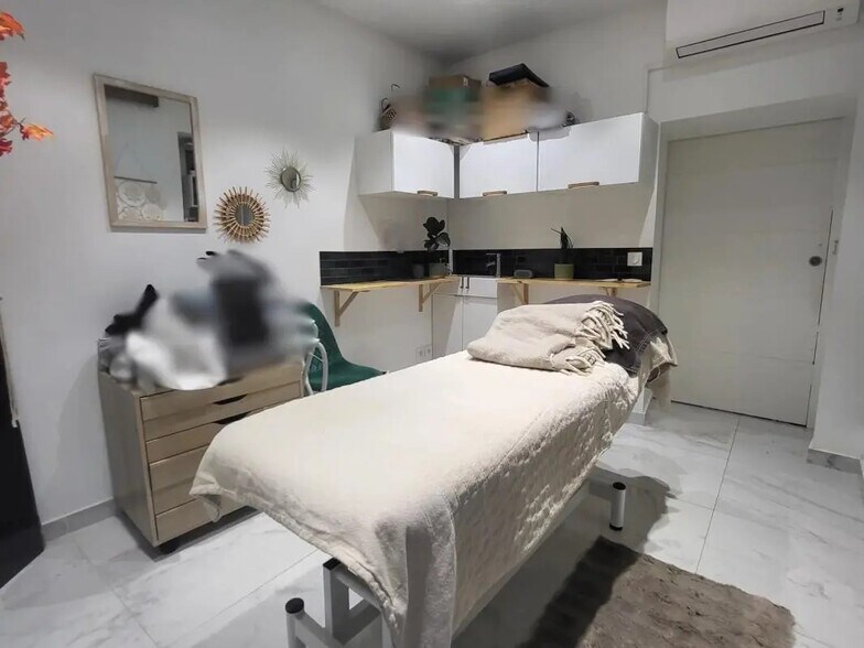 Retail in Drap for lease - Interior Photo - Image 3 of 3