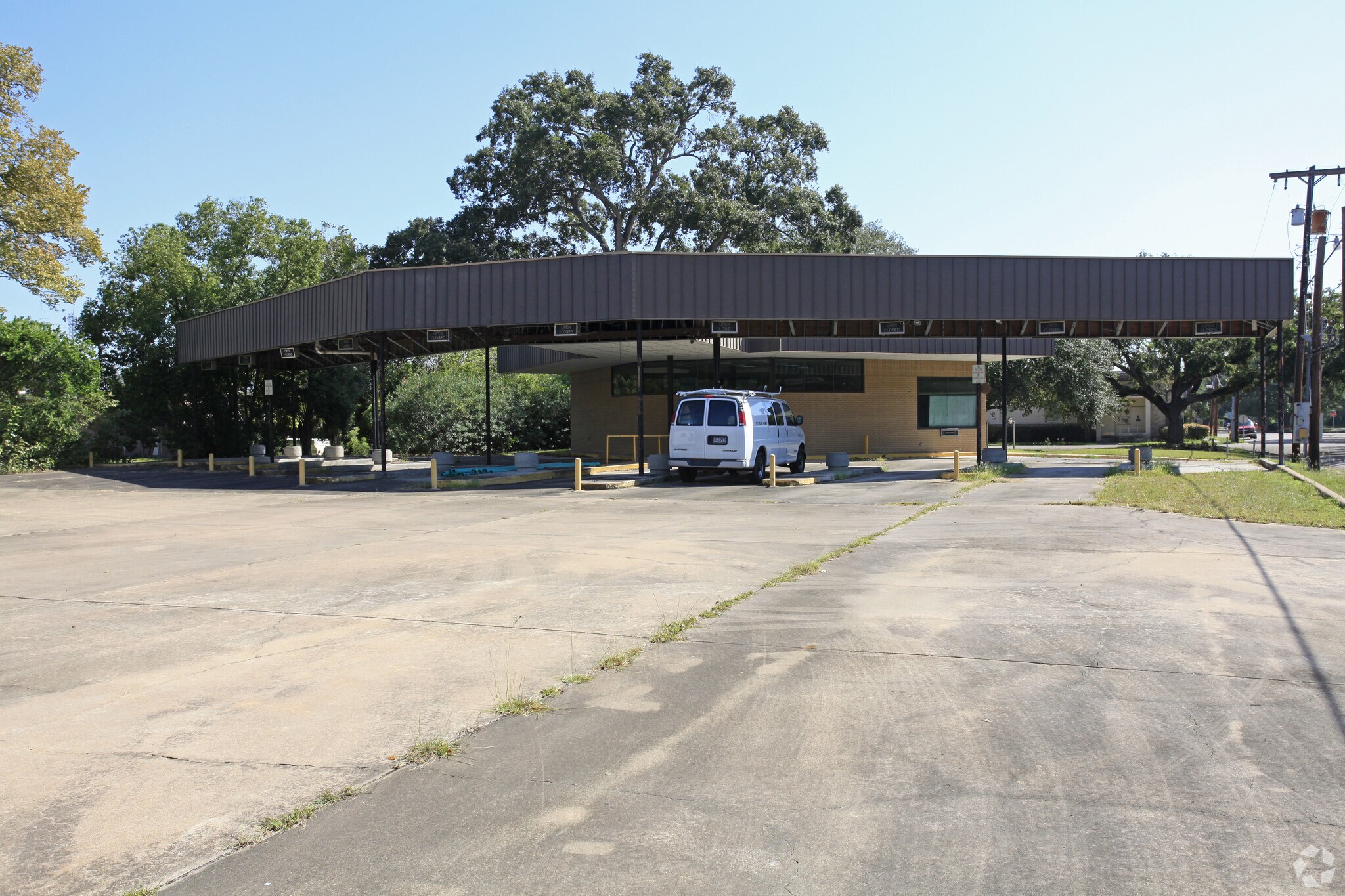 217 W Blum St, Alvin, TX 77511