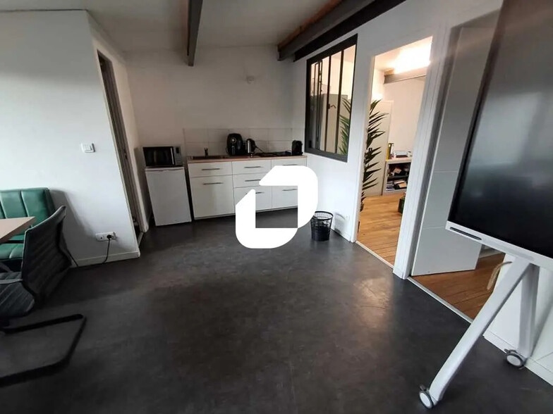 Office in Arcueil for lease - Interior Photo - Image 3 of 5