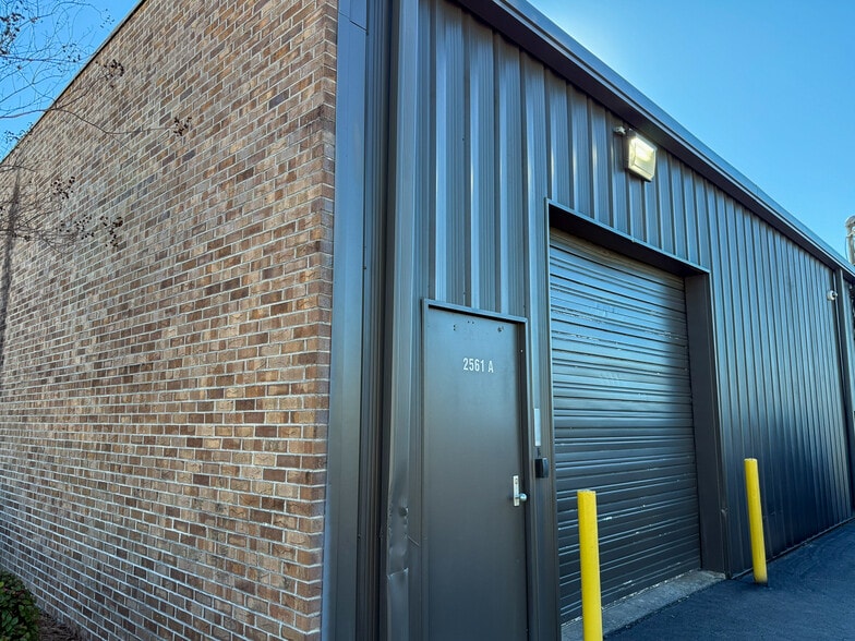 2561 Oscar Johnson Dr, North Charleston, SC for lease - Building Photo - Image 3 of 12