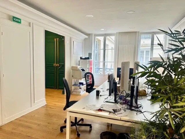 Office in Paris for lease - Interior Photo - Image 2 of 11