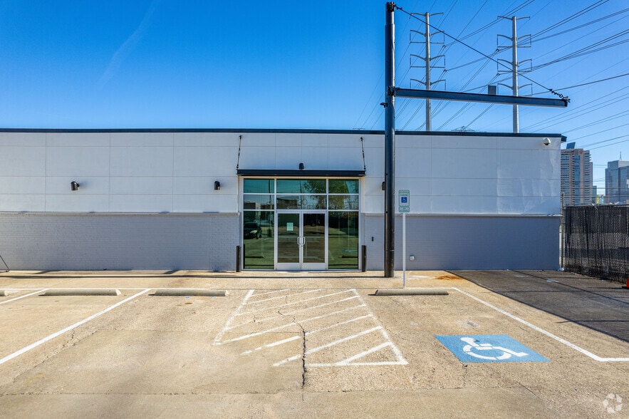 921 N Riverfront Blvd, Dallas, TX for lease - Building Photo - Image 3 of 9
