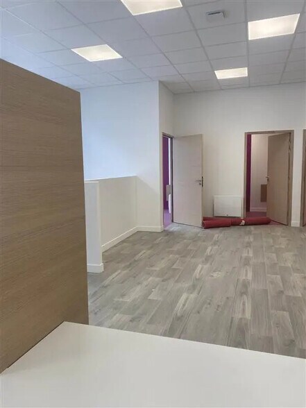 Retail in Rennes for lease - Interior Photo - Image 3 of 9