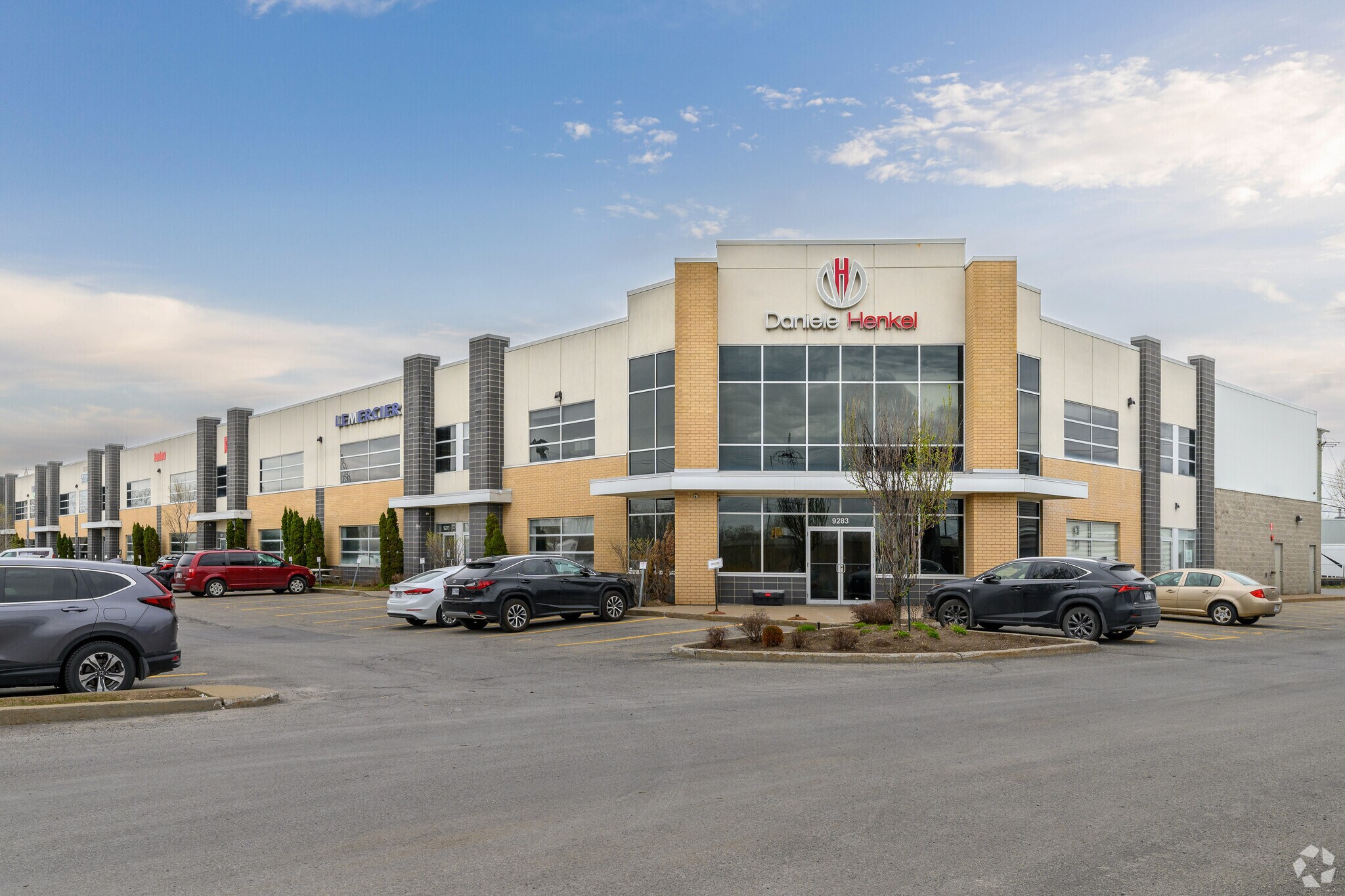 9251-9283 Rue Thimens, Montréal, QC for sale Primary Photo- Image 1 of 7