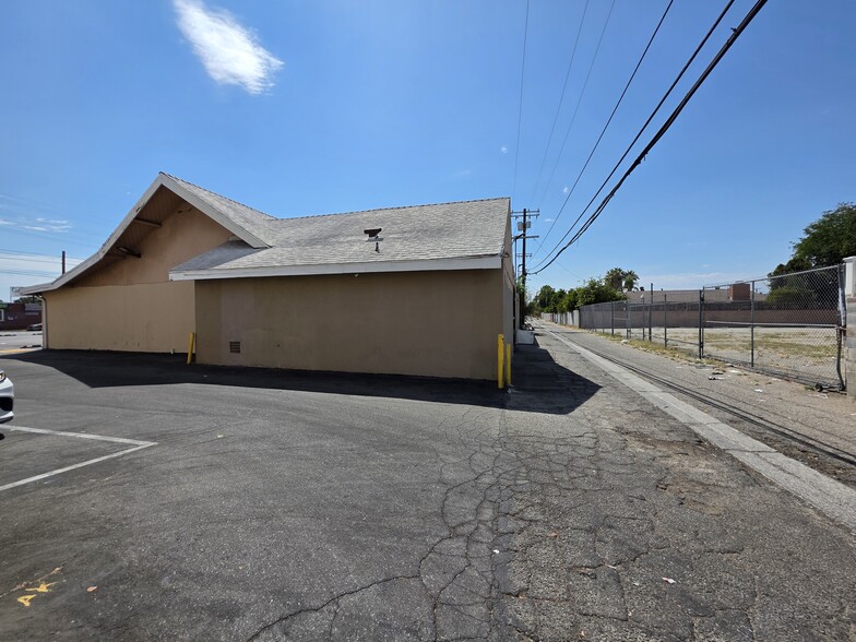 17751 Saticoy St, Reseda, CA for lease - Building Photo - Image 3 of 4