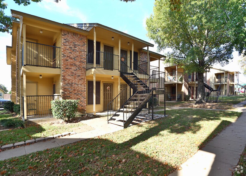 1021 Timberoaks Dr, Azle, TX for sale - Primary Photo - Image 1 of 1