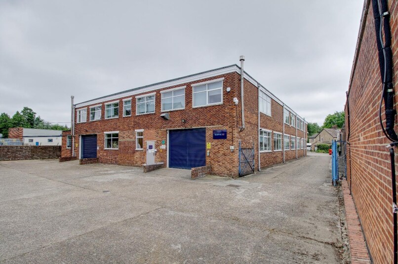 3-5 Holmethorpe Av, Redhill for lease - Primary Photo - Image 1 of 5