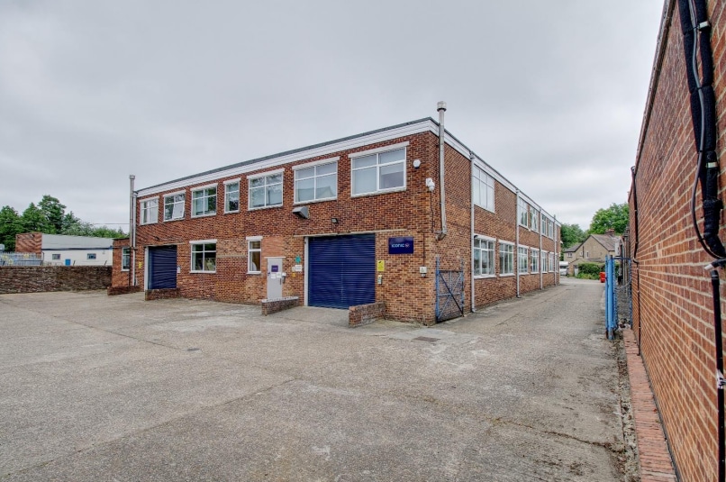 3-5 Holmethorpe Av, Redhill for sale Building Photo- Image 1 of 1