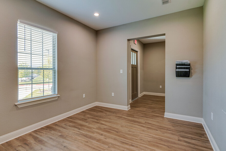 7720 Rufe Snow Dr, North Richland Hills, TX for lease - Interior Photo - Image 3 of 5