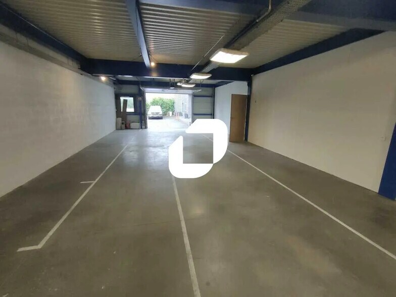 Flex in Domont for lease - Interior Photo - Image 2 of 9