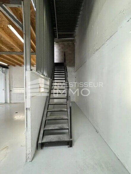 Flex in Vaux-le-Pénil for lease - Interior Photo - Image 3 of 3