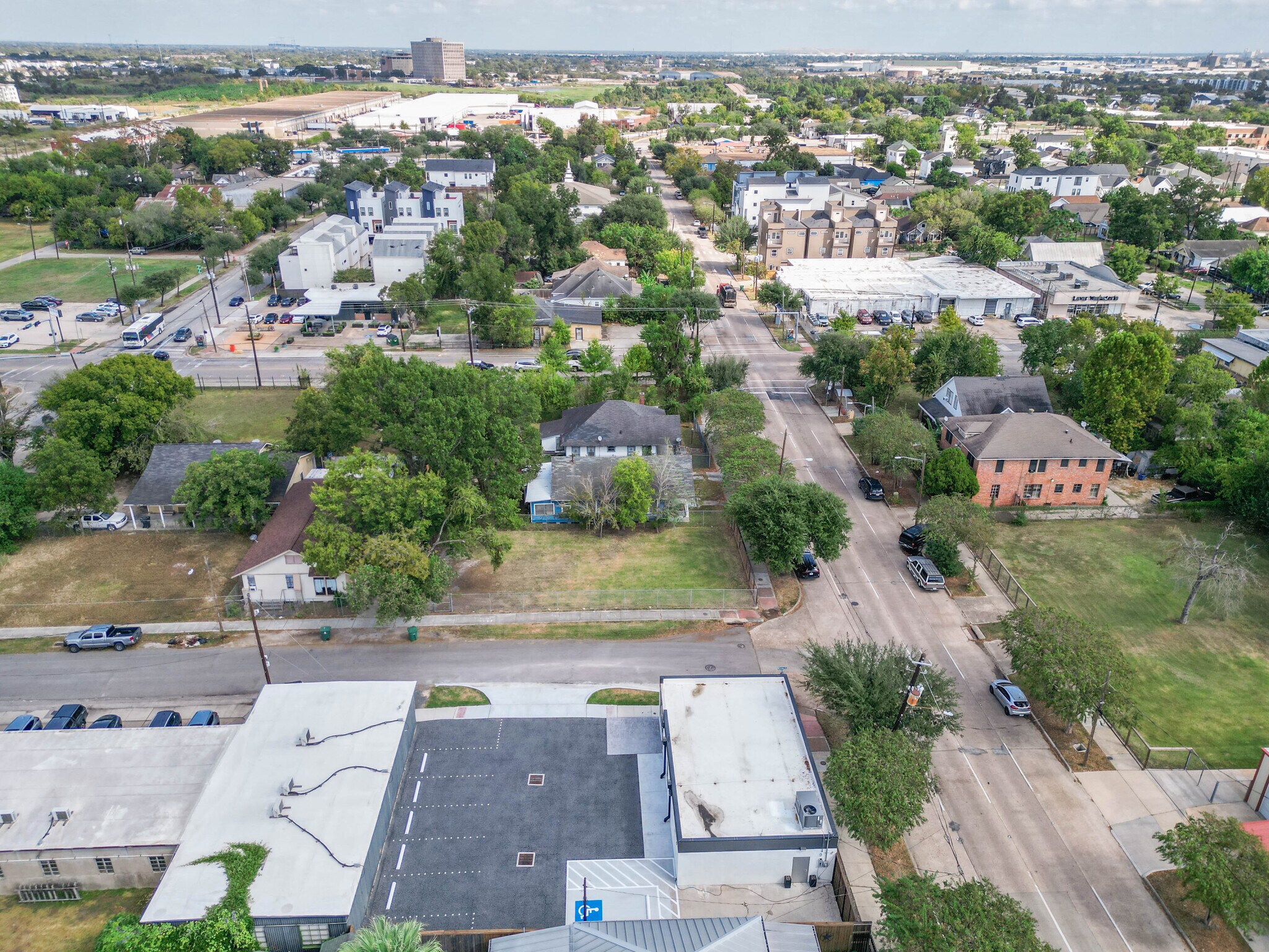 19 N York St, Houston, TX for lease Building Photo- Image 1 of 23