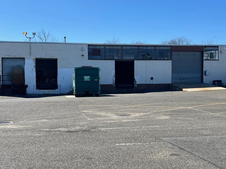85 Schmitt Blvd, Farmingdale, NY for lease - Building Photo - Image 2 of 9