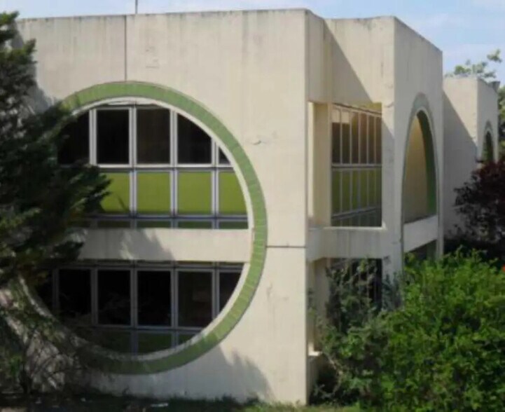 Office in Vitrolles for lease - Building Photo - Image 2 of 2