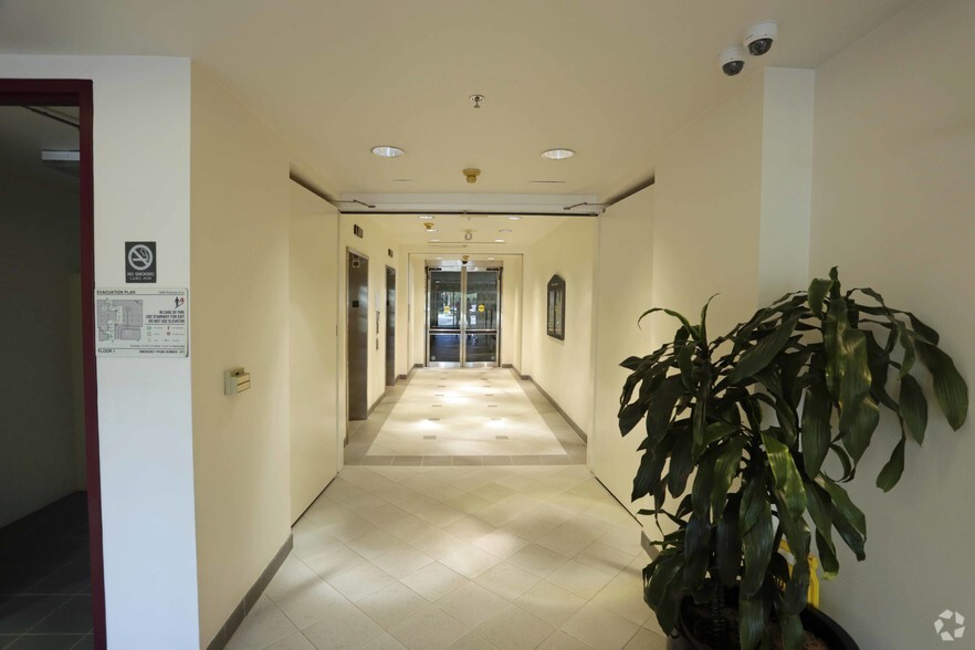 12660 Riverside Dr, Valley Village, CA for lease - Lobby - Image 2 of 27