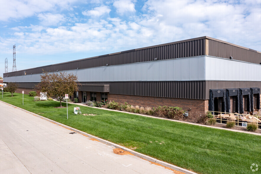 1111 N Du Page Ave, Lombard, IL for lease - Primary Photo - Image 1 of 6