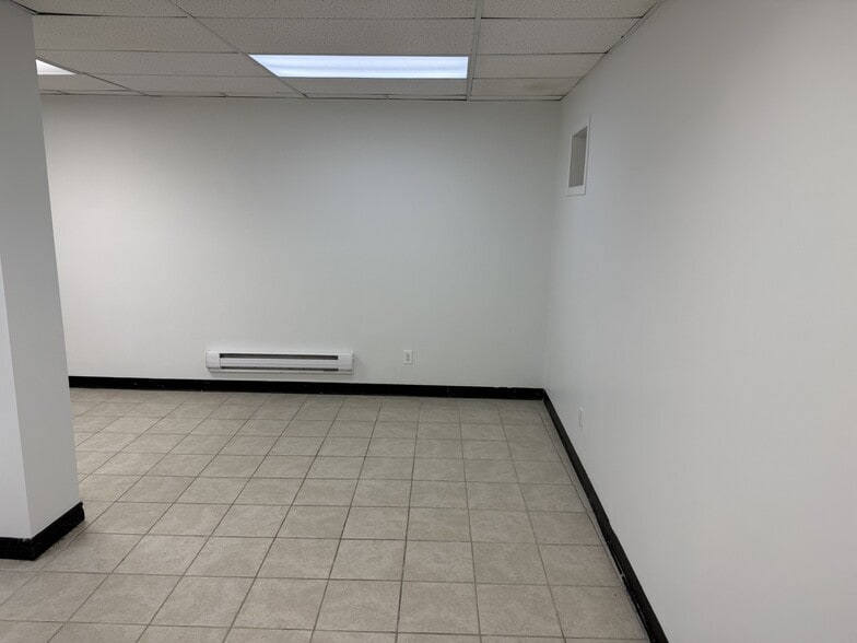 428 Ossington Av, Toronto, ON for lease - Interior Photo - Image 3 of 18