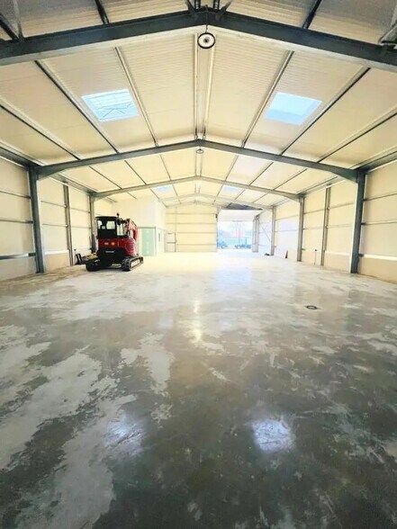 Flex in Villiers-Saint-Frédéric for lease - Interior Photo - Image 3 of 8