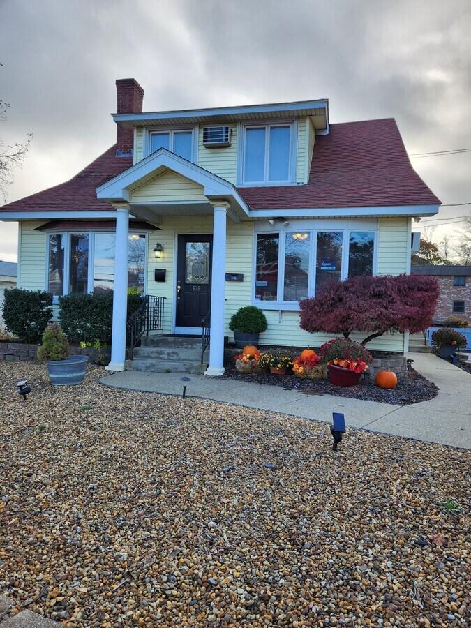 636 Sunderland Rd, Worcester, MA 01604