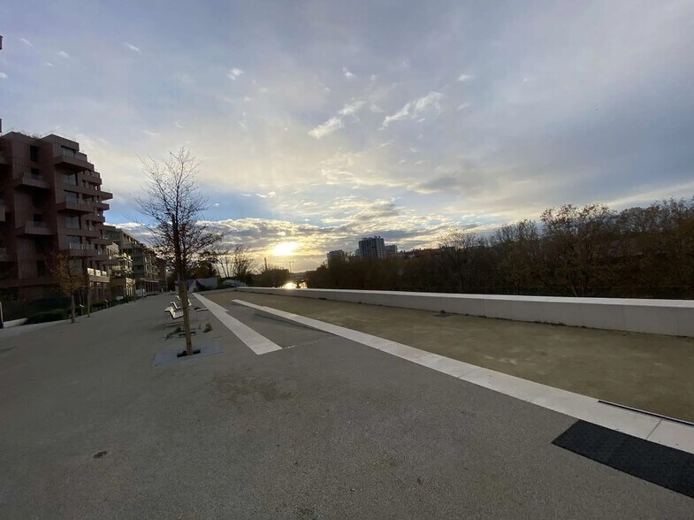 Retail in Saint-Ouen-sur-Seine for lease - Building Photo - Image 3 of 3