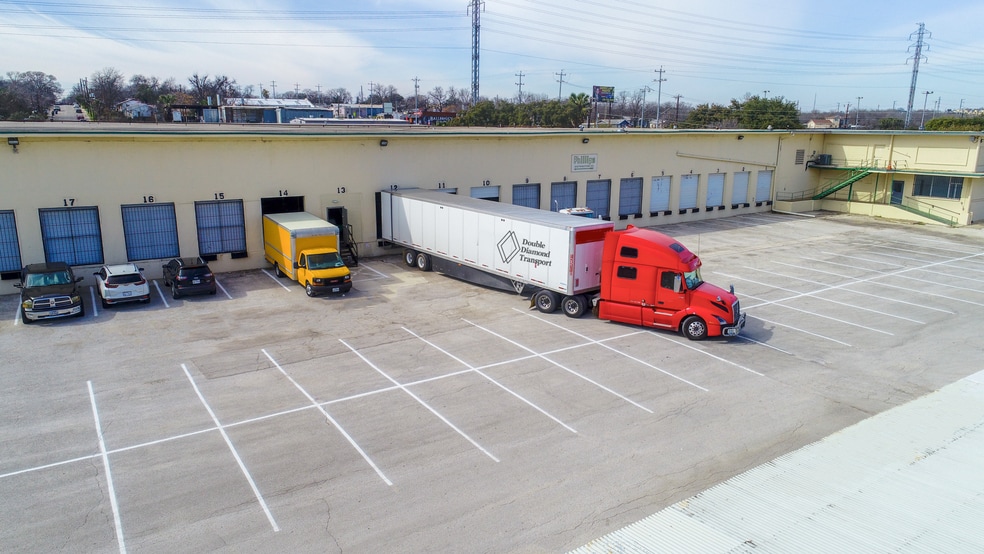 3000 E Houston St, San Antonio, TX for lease - Building Photo - Image 1 of 26