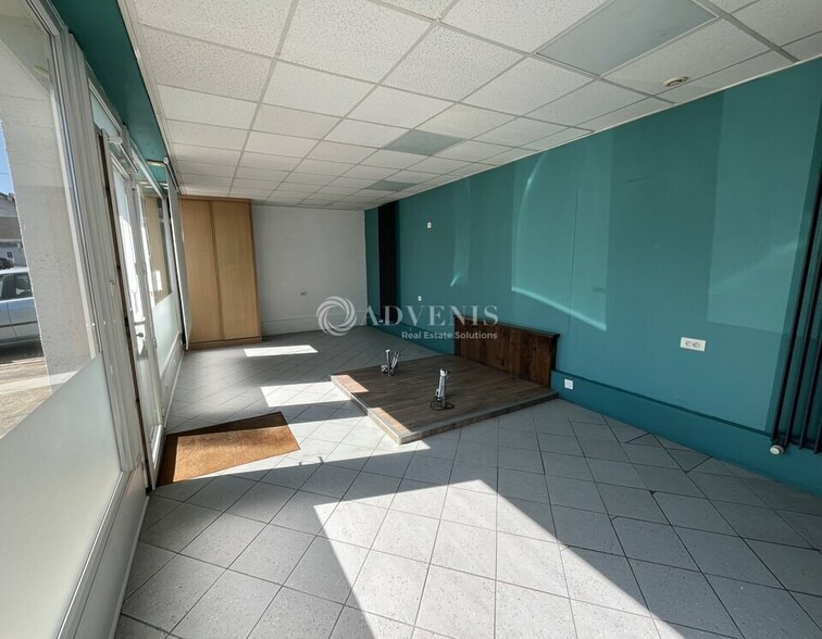 Retail in Le Mans for lease - Interior Photo - Image 2 of 3