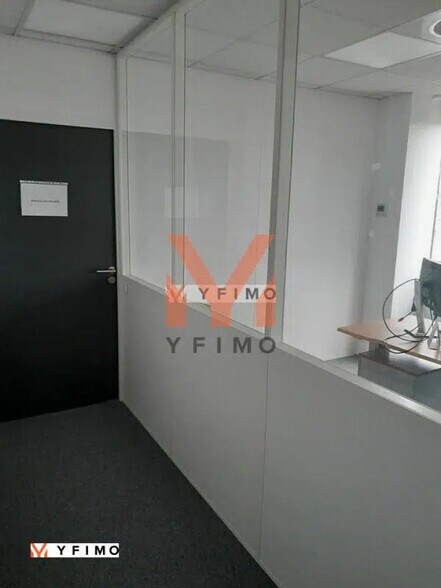 Office in Poissy for lease - Interior Photo - Image 3 of 6