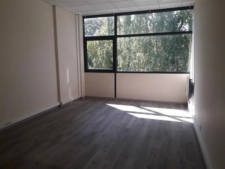 Office in Lognes for lease - Interior Photo - Image 3 of 7