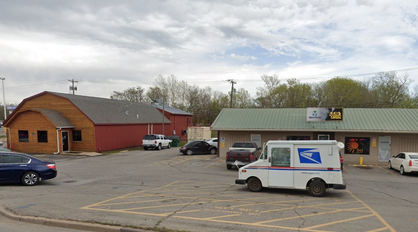2 Retail Buildings Sapulpa, OK portfolio of 2 properties for sale on LoopNet.com - Building Photo - Image 2 of 3