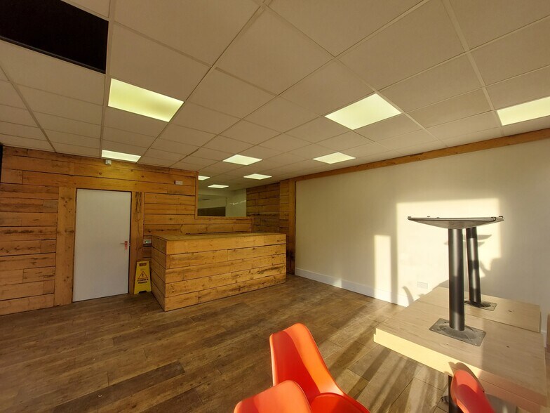 19 Bank St, Irvine for lease - Building Photo - Image 2 of 9