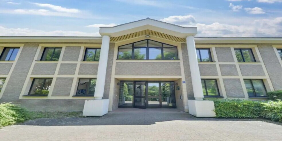 Flex in Voisins-le-Bretonneux for lease - Building Photo - Image 2 of 3