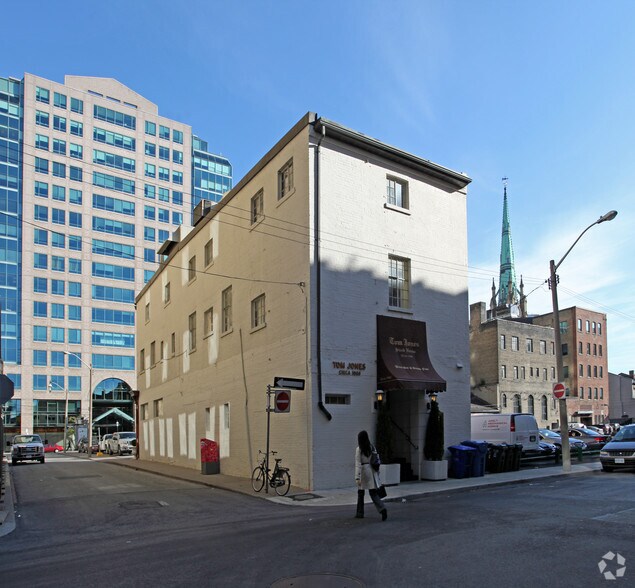 17 Leader Ln, Toronto, ON for sale - Primary Photo - Image 1 of 1